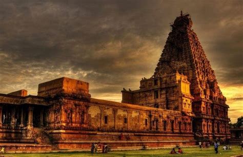 A Construção do Templo Brihadeeswarar em Thanjavur: Um Marco da Arquitetura Dravídica e da Devoção Religiosa Chola