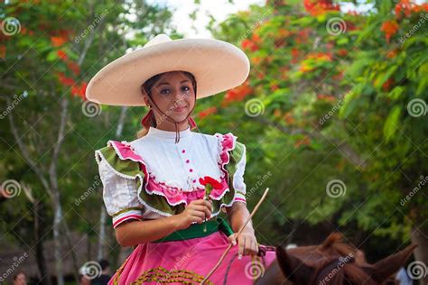 Festa da Primavera no Xcaret, um marco da cultura Maya renascida e do turismo de massa no México do século XXI